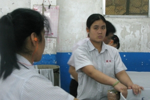 Kumipatjojen valmistusta Kiinassa (Kuva: Finnwatch)