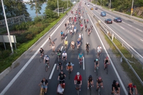 Kriittinen pyöräretki Länsiväylällä kesällä 2015. Mukana oli 250 osallistujaa. Kuva Riitta Heikkilä.