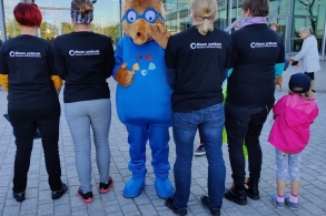 Porvoonseudun Maan ystävien aktiivit poseeraavat Porvoon kaupungin Ilmastoketun kanssa Clean World Porvoo -ympäristöfoorumissa 1.9.2020.