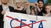 Tempauksesta eduskuntatalon edessä ennen CETA-äänestystä 16.5.2018. Kuva: TTIP-info 