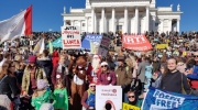 Ilmastokampanjan väkeä ilmastomarssilla
