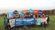 Fossil Free Europe -kampanjatapaamisen osallistujat osoittivat solidaarisuutta LNG-terminaalin vastustajille Atlantin rannikolla Irlannin Kerryssä terminaalille varatulla tontilla.