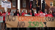 Kansalaisyhteiskunnan mielenosoitus ISDS:ää vastaan Wienissä. Kuva: CIEL